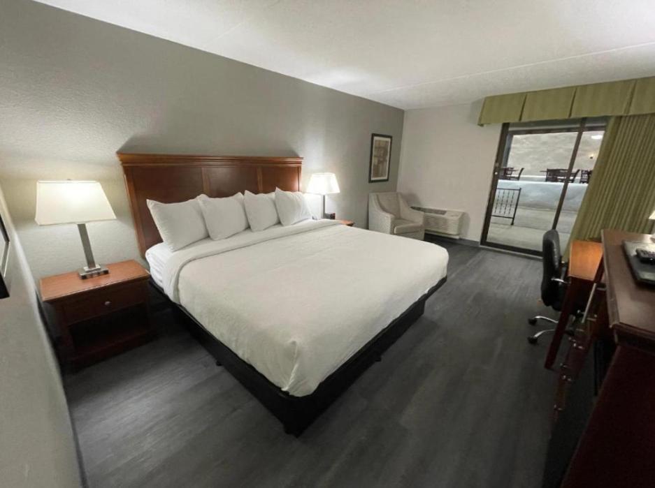 Pine Lake Resort And Banquets La Porte Экстерьер фото
